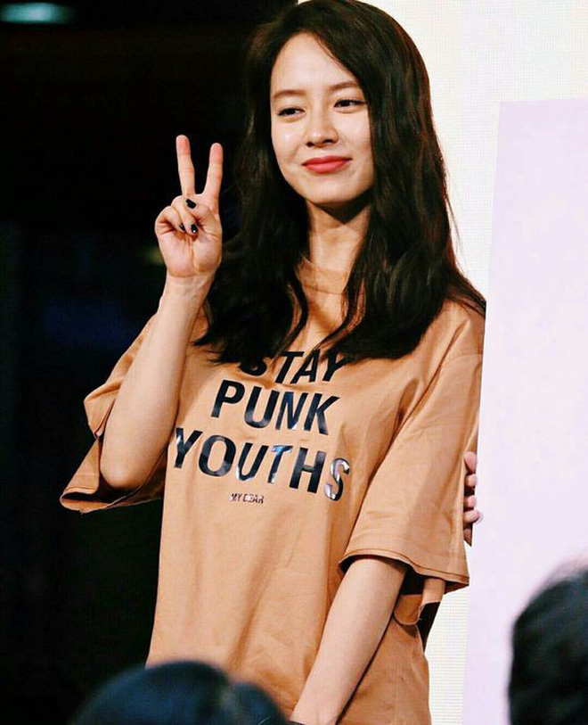 Ngôi sao của Running Man - Song Ji Hyo quá trẻ, quá năng động trong những chiếc T - shirt in slogan độc đáo.    