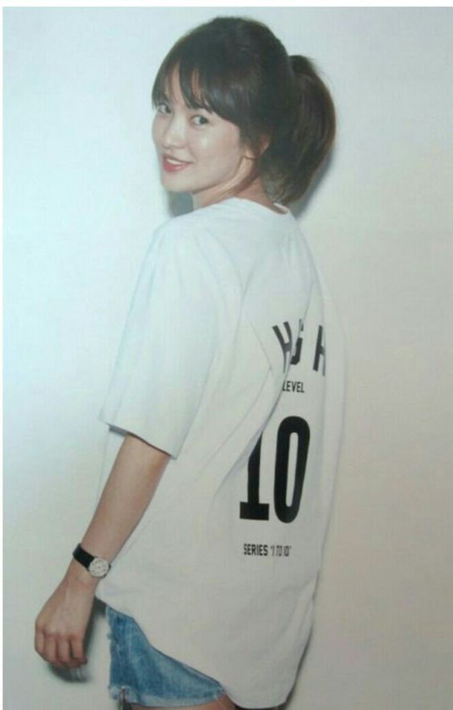 Song Hye Kyo trẻ trung, xinh hết nấc trong những chiếc áo phông đơn giản.    