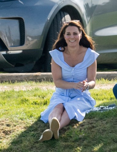 Mới đây, Công nương Kate Middleton diện một chiếc váy sọc xanh của Zara chỉ với giá 70 USD (khoảng 1,6 triệu đồng) khi đến cổ vũ cho Hoàng tử William thi đấu trong giải cup Polo từ thiện của Hoàng gia tại Câu lạc bộ Polo Beaufort, Gloicestershire.  