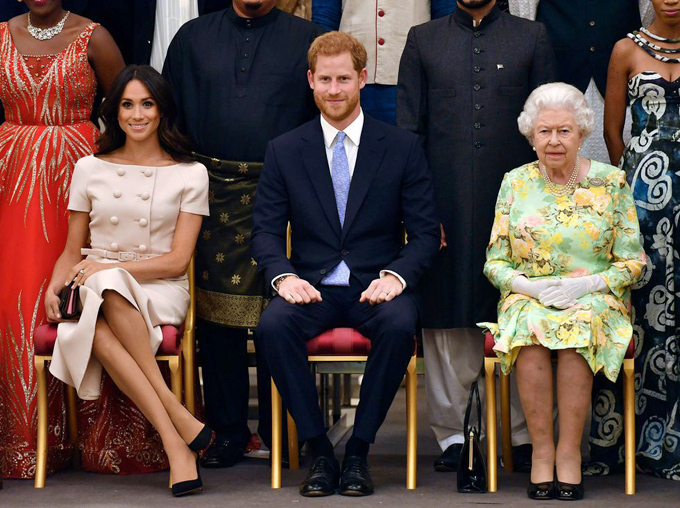 Tối 26/6, Meghan Markle xuất hiện tại lễ vinh danh các lãnh đạo trẻ được tổ chức ở điện Buckingham. Đây là lần thứ hai vợ Hoàng tử Harry được Nữ hoàng mời góp mặt trong một sự kiện chung.    