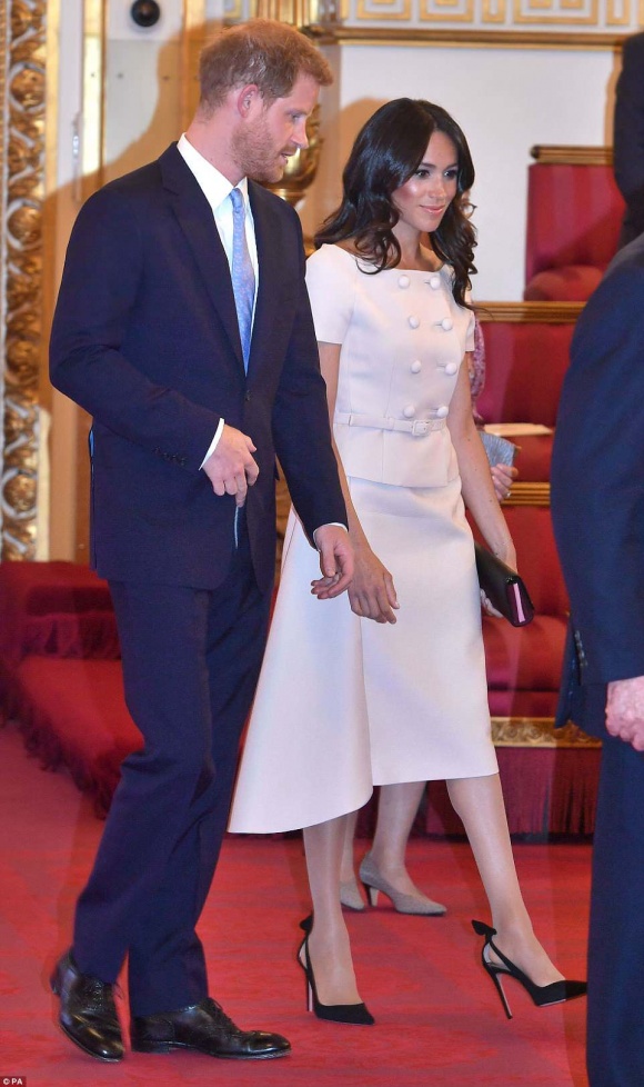 Công nương Meghan Markle diện đầm hồng Prada cùng Hoàng tử Harry và Nữ hoàng  tham gia buổi tiếp đón tại Cung điện Buckingham.