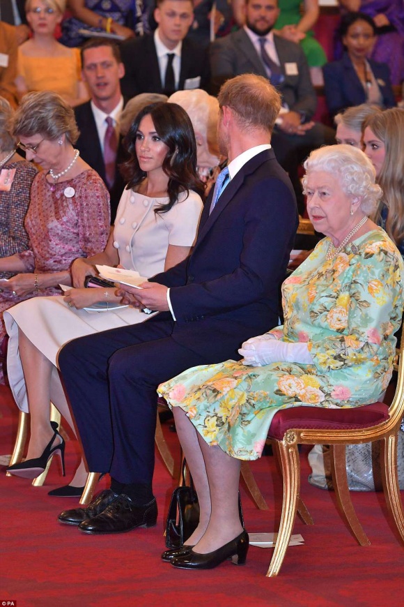 Nữ Công tước xứ Sussex sử dụng phụ kiện clutch cầm tay và giày cao gót  giá hàng chục triệu đồng.  