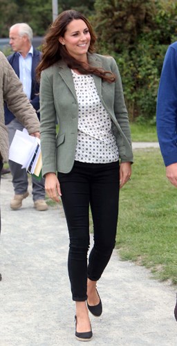 Công nương Kate tự tin trong bộ trang phục vô cùng giản dị với chiếc quần bò bó sát, áo chấm bi và áo khoác xanh lá (giá 59 USD) tại lễ khai mạc giải chạy marathon Ring O'Fire ở Anglesey, xứ Wales.  