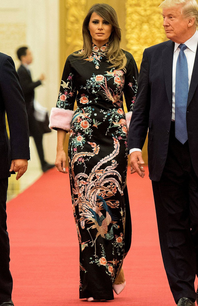 Trong chuyến thăm Trung Quốc, bà Melina Trump đã chọn những bộ trang phục đậm chất Trung Hoa để thể hiện sự trân trọng đối với nền văn hóa của đất nước này.    