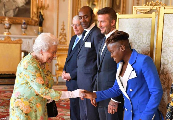 Nữ hoàng bắt tay David Beckham và các vị khách mời ở buổi tiếp đón.    