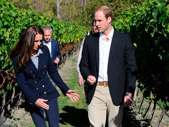 Kate diện một bộ trang phục màu xanh hải quân đơn giản trong chuyến đi của hai vợ chồng đến thăm Queenstown, New Zealand vào tháng 4/2014.  