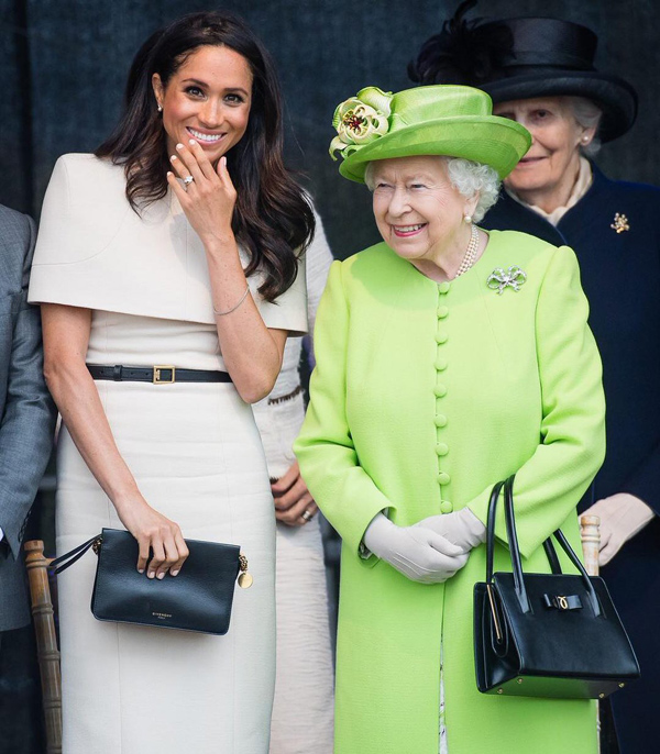 Trước đó, sáng 14/6, Meghan Markle tháp tùng Nữ hoàng Elizabeth II trong chuyến thăm hạt Cheshire, miền Bắc nước Anh. Cô diện thiết kế Givenchy màu kem kín đáo, tay cầm clutch cùng thương hiệu.    
