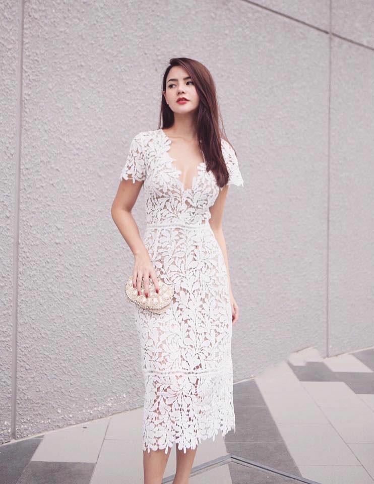 Váy ren trắng là món đồ rất dễ mặc và không bao giờ lỗi mốt khi đi dự tiệc cưới