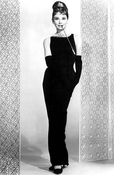 Bộ đầm đen huyền thoại trong phim Breakfast at Tiffany's được Audrey kết hợp duyên dáng với giày bệt đen.    