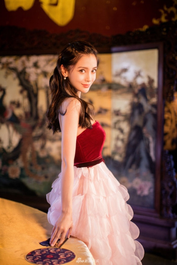 Bà xã Huỳnh Hiểu Minh xinh đẹp như công chúa với trang phục 2 màu đỏ - trắng,  khoe vai trần nuột nà.