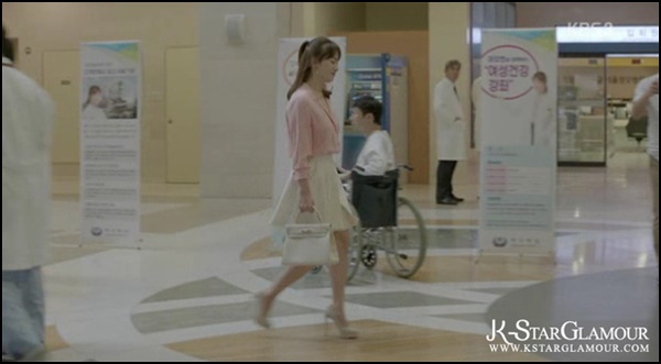  Chiếc váy xòe ngắn trên gối màu sữa kết hợp cùng sơ mi hồng pastel, giày trắng cao gót và túi xách cùng tont màu - Song Hye Kyo trông thanh thoát và trẻ trung như cô nàng đôi mươi dù sắp chạm ngưỡng 40 tuổi    