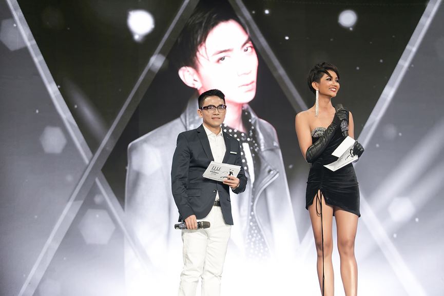 Đây là lần thứ hai người đẹp được giải thưởng về phong cách thời trang, sau “Best Dress Woman in Vietnam International Fashion Week” do tạp chí Harper’s Bazaar Vietnam và ban tổ chức Vietnam International Week trao tặng.  