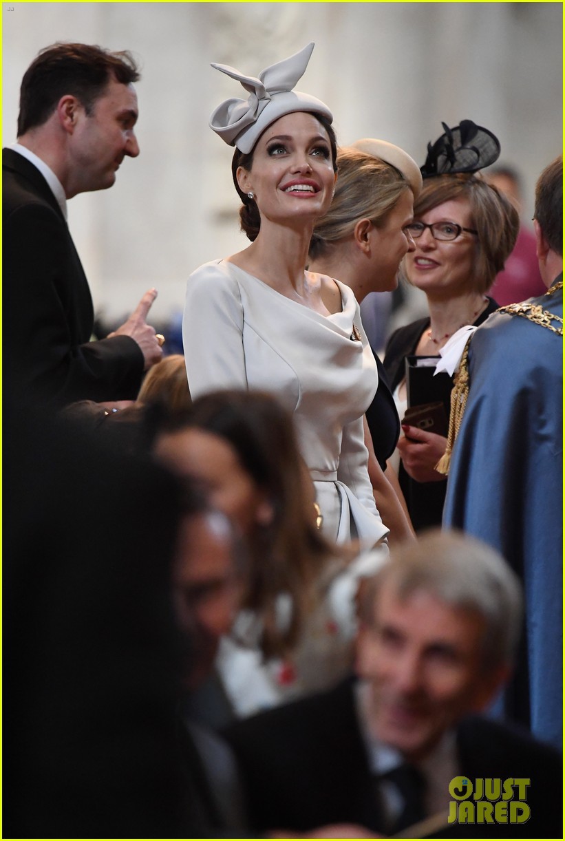 Vẻ đẹp của Angelina Jolie trong nghi lễ được truyền thông khen ngợi hết lời.    