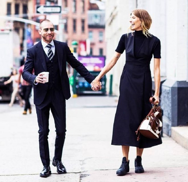 Với chiếc váy midi đen tuyền, chỉ cần chọn một đôi giày thể thao phù hợp, bạn không chỉ vô tư vận động cả ngày mà còn trông thật ''trendy'' nữa chứ.  
