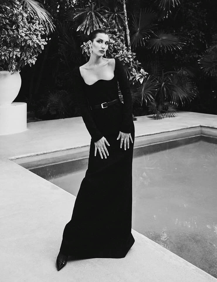 Tông ảnh đen - trắng cũng mang lại cảm giác hoài cổ, quý phái cho người mẫu cũng như bộ hình. Diện chiếc đầm đen dài với đường cổ vuông vức khoe trọn đường xương quai xanh quyến rũ, Bella Hadid khiến nhiều người nghĩ đến hình ảnh các minh tinh điện ảnh thập niên 1950-1960. 