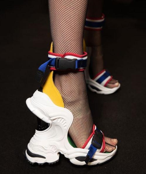 Giày sneaker đế xuồng xuất hiện tại Tuần lễ thời trang Milan – một sự lai tạo không lấy gì làm đẹp mắt, đến từ thương hiệu DSquared2    