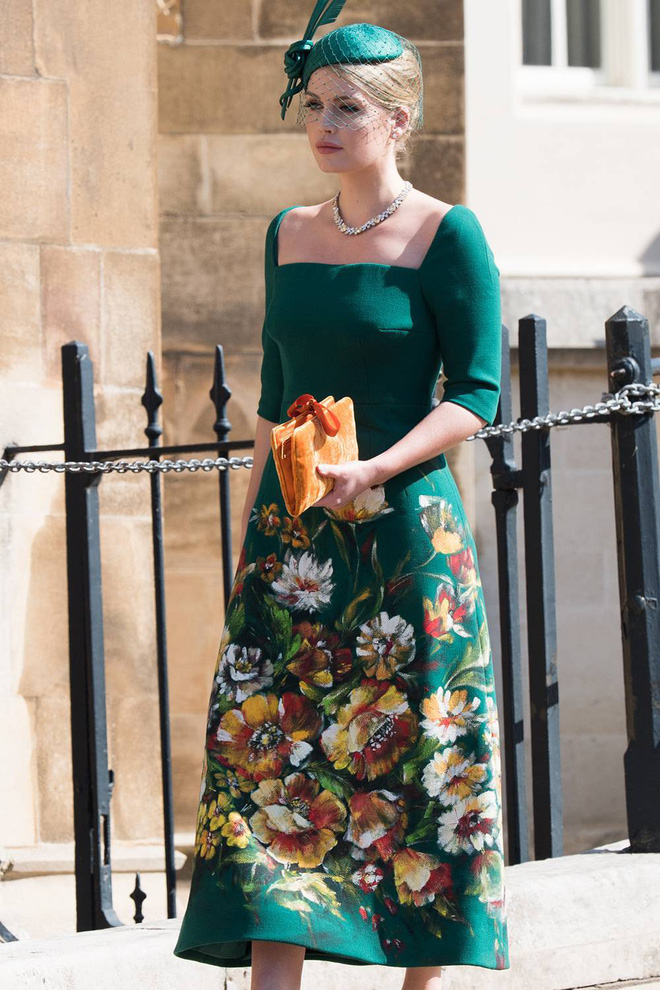 Cũng không thể quên chiếc đầm xanh cổ vịt đến từ nhà mốt Dolce & Gabbana cô nàng diện trong đám cưới cổ tích của Hoàng tử Harry và Công nương Meghan. Với họa tiết hoa tinh tế, tông xuyệt tông cùng chiếc clutch màu cam, chẳng trách, cô nàng nhận được lời khen không ngớt cho sự xuất hiện hoàn hảo này.    