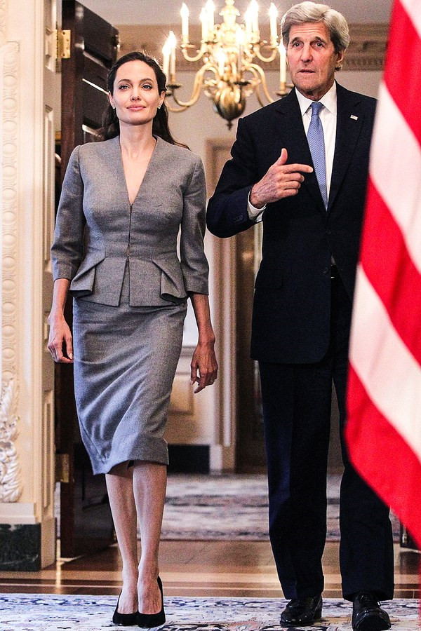 Vào năm 2016, trong buổi ghé thăm Phòng Hiệp ước Nhà nước Hoa Kỳ để thảo luận về cuộc khủng hoảng tị nạn thế giới, Jolie diện áo vest cổ chữ V kết hợp váy bút chì ngang gối. Bộ cánh màu xám lông chuột giúp cô ghi điểm với vẻ thanh lịch, nữ tính.   