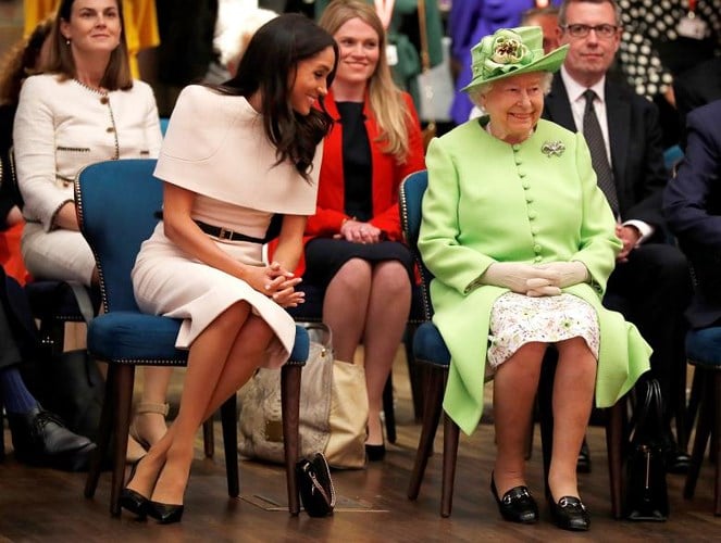 Chiếc thắt lưng màu đen tạo điểm nhấn cho trang phục của công nương Meghan Markle.     