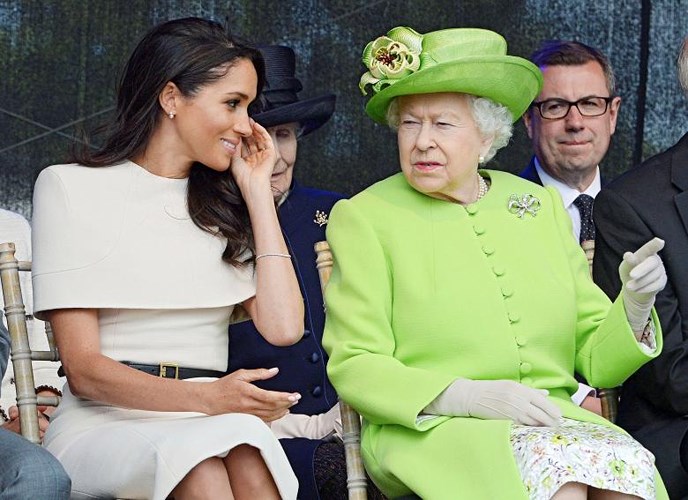 Trong khi Nữ hoàng mặc bộ cánh màu xanh lá nổi bật, công nương Meghan Markle trông vô cùng thanh lịch với bộ đầm trắng tại lễ khánh thành Cầu Cổng Mersey ở Runcorn, 14/6/2018.  