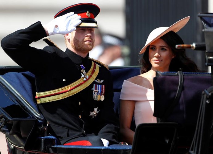 Công nương Meghan Markle diện bộ đầm trễ vai gợi cảm cùng Hoàng tử Harry tham dự buổi diễu hành Trooping the Colour ở trung tâm London ngày 9/6.  