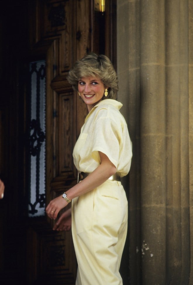 Những đường xếp diềm điệu đà với lối tay bồng vốn là kinh điển của thập niên 80s. Công nương Diana đã chọn cho mình một chiếc đầm hồng rất đúng xu hướng khi ấy, phục sức bằng túi xách ánh kim - chi tiết khiến bộ cánh trở nên không-hề-sến chút nào.    