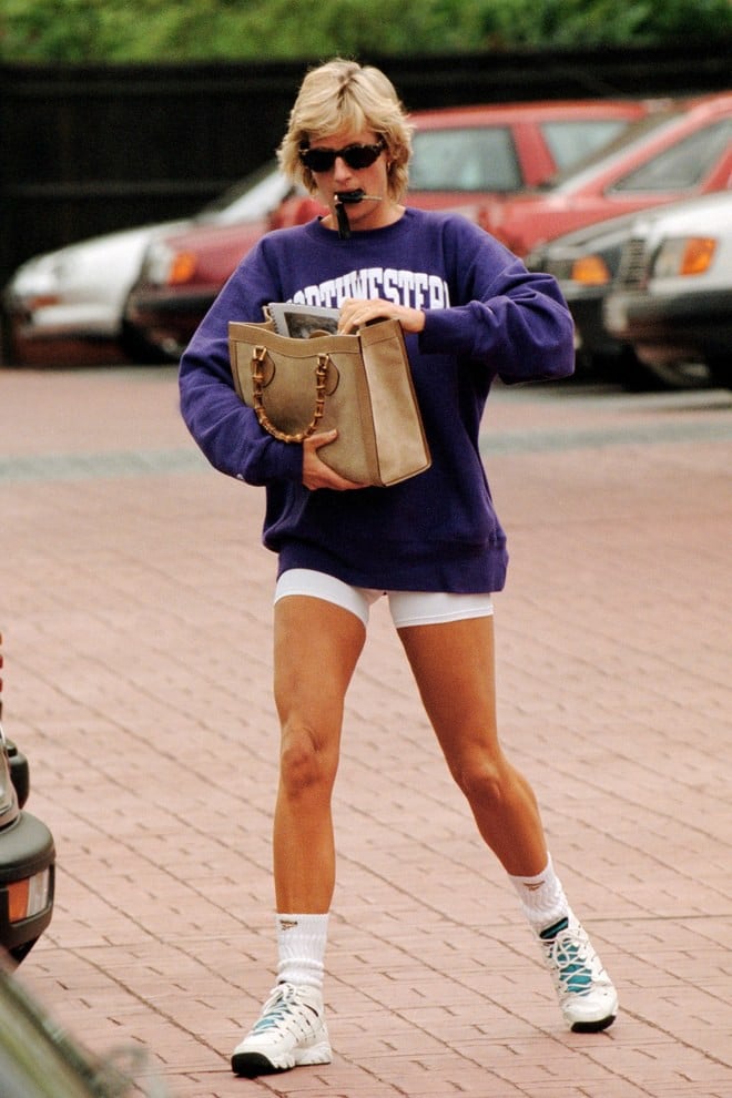 Những ngày gần đây bạn thấy hàng loạt IT girl như Kendall Jenner hay Bella Hadid thủng thẳng trên phố với quần biker short? Hãy nhìn vào street style của Công nương Diana để thấy rằng bà đã đi trước thời đại bao xa.    