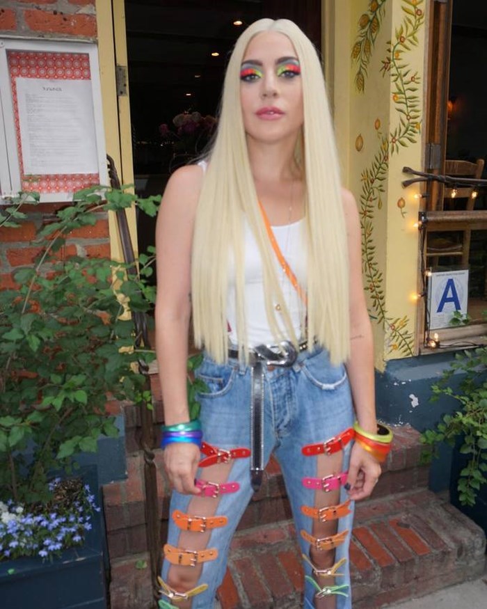 Trước đó vài ngày, nữ ca sĩ cũng thu hút mọi ánh nhìn với mái tóc bạch kim nổi bật cùng trang phục độc đáo, tham dự buổi diễu hành ủng hộ cộng đồng LGBT.    