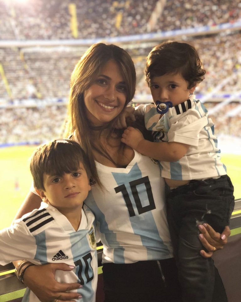 Antonella xinh đẹp và thu hút trong áo đấu tuyển Argentina cổ vũ Messi cùng 2 con trai