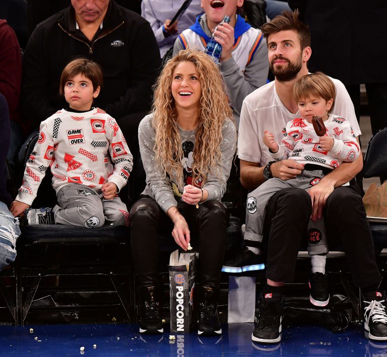 Trang phục thoải mái nhưng không kém phần cá tính của Shakira bên gia đình của mình