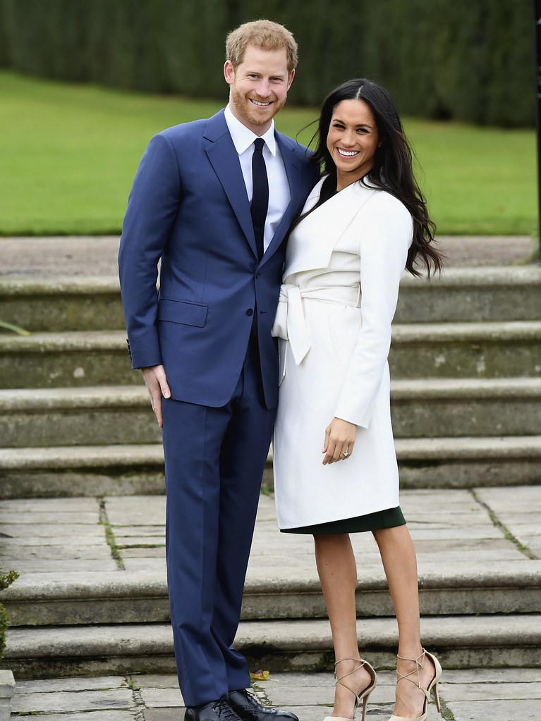 Thiết kế áo khoác màu trắng tinh khôi từ thương hiệu Line được Meghan chọn trong bức ảnh đính hôn đã lập tức bán sạch chỉ trong vòng 12 tiếng đồng hồ