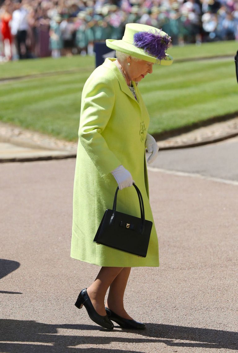 Xuất hiện trong đám cưới của cháu trai – hoàng tử Harry vào ngày 19/5, nữ hoàng đã chọn cho mình thiết kế váy xanh và chiếc mũ đồng điệu màu sắc điểm xuyết chi tiết lông vũ màu tím đậm