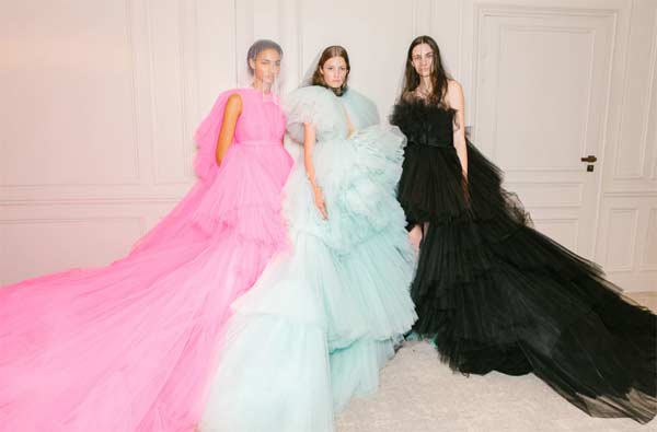 Những nhà mốt Givenchy, Chanel đều đem tới Paris những thiết kế đẹp lộng lẫy, vô cùng tinh xảo.    