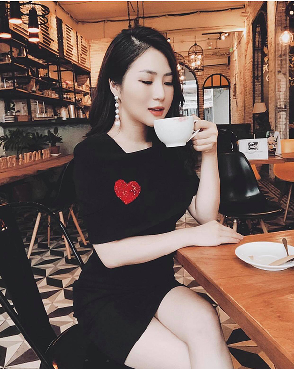 Muốn thể hiện phong cách sang chảnh khi đi trà chiều, bạn gái có thể lựa váy nhung trang trí hoạ tiết trái tim của Hương Tràm để chưng diện.    