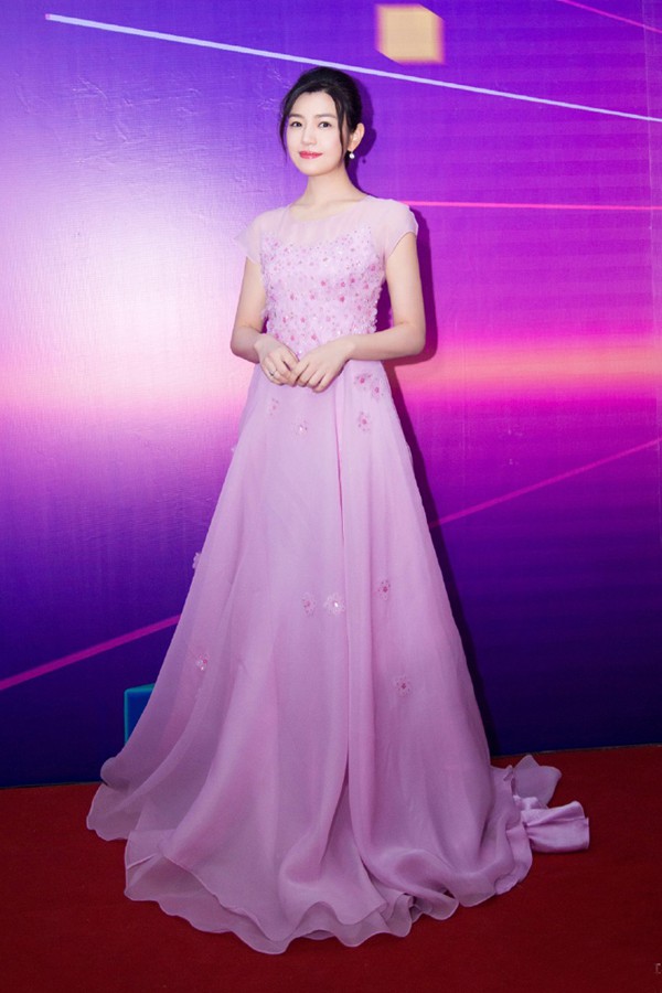 Nữ diễn viên Trần Hiên Nghi đẹp tựa nữ thần trong chiếc đầm tím thướt tha, đính kết họa tiết cầu kỳ của thương hiệu thời trang Anh Quốc - Kate.    