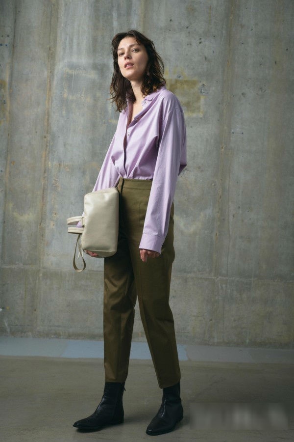 Diện chiếc áo sơ mi màu tím lavender cùng quần vải màu xanh đậm, thêm một một vài món phụ kiện như ba lô, giày dép là bạn có thể tự tin tới công sở rồi.    