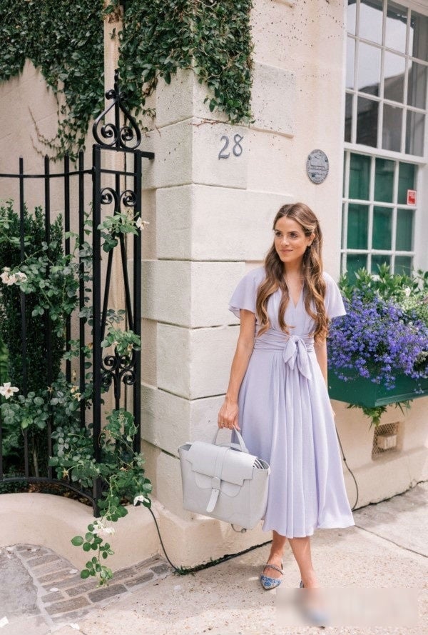 Váy màu tím lavender thắt eo là trang phục không thể phù hợp hơn cho nàng đi nghỉ mát ngày hè.    