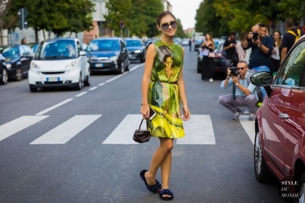 Cô nàng fashionista Jenny Walton diện váy in họa tiết màu vàng chanh nổi bật giữa phố đông người.     