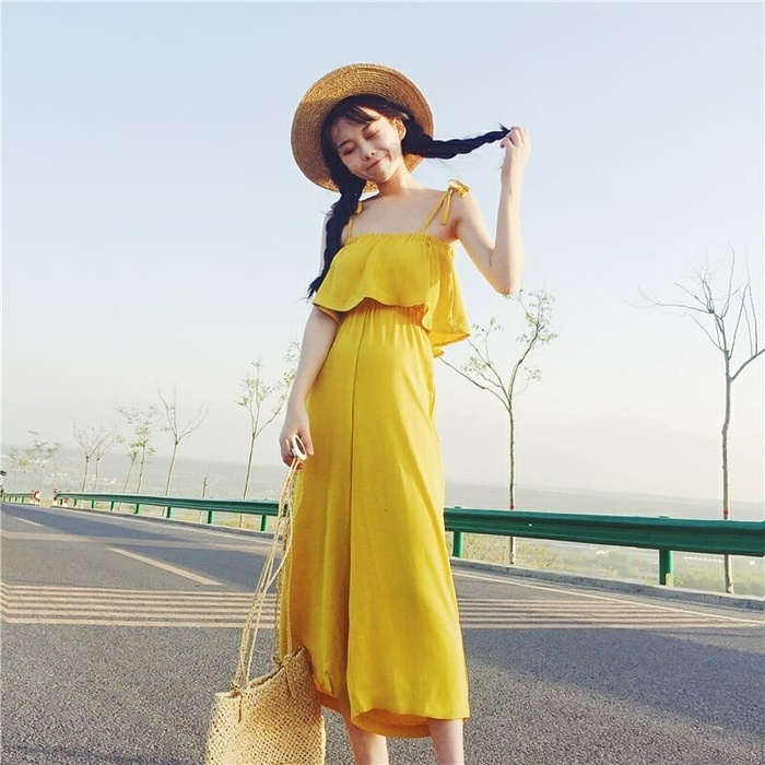 Chỉ cần diện váy maxi lụa màu vàng chanh cùng đôi sandal và túi cói là bạn đã trở thành cô nàng sành điệu ngày hè.    