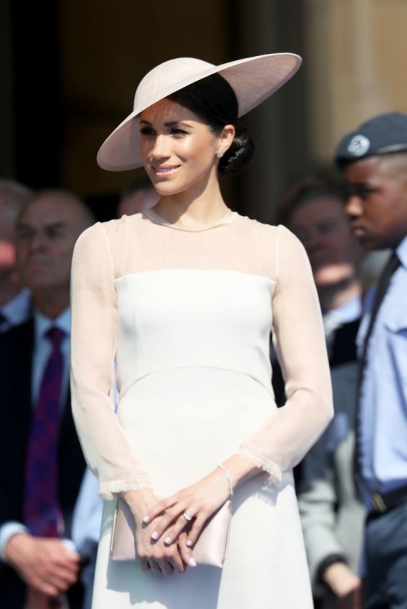 Khi xuất hiện trong tiệc sinh nhật lần thứ 70 của Thái tử Charles, nữ diễn viên mặc một chiếc váy của Goat - nhãn hiệu được Kate yêu thích - và chiếc mũ của Philip Treacy. Trang phục này có giá là 3.045 bảng Anh (hơn 92 triệu đồng).    