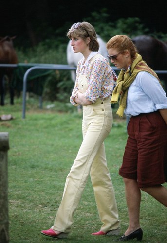 Không bó hẹp trong những bộ đồ Hoàng gia thanh lịch, kiêu kì, Diana cũng thường xuyên diện những set đồ phóng khoáng với chiếc quần yếm màu kem năng động và sơ mi hoa trẻ trung.  