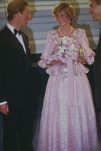 Những đường xếp riềm điệu đà với lối tay bồng mang âm hưởng kinh điển của thập niên 80. Công nương Diana đã chọn cho mình một chiếc đầm hồng với điểm nhấn là chiếc túi xách ánh kim nổi bật.  