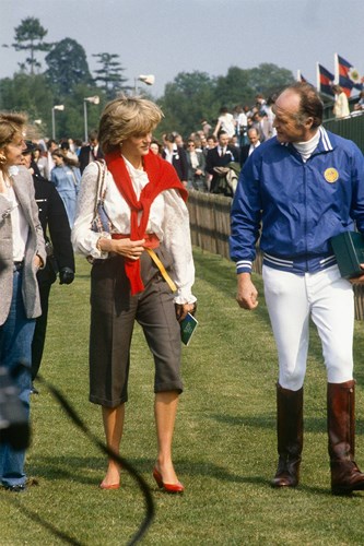 Một trong những xu hướng thời trang bất biến với thời gian là xu hướng quần âu lửng (pedal pusher) được Diana diện với áo blouse và giày gót thấp màu đỏ vào năm 1983.  