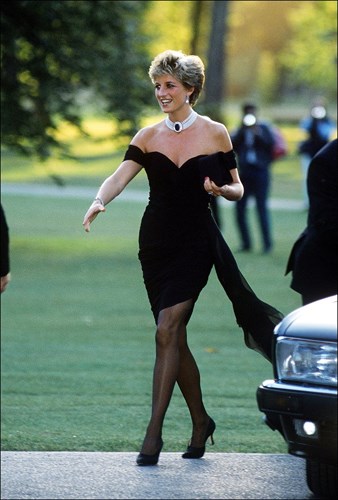 Công nương Diana tự tin diện chiếc đầm gợi cảm gam màu đen huyền bí của Christina Stambolian khi tham dự sự kiện Vanity Fair vào hồi tháng 6/1994.  