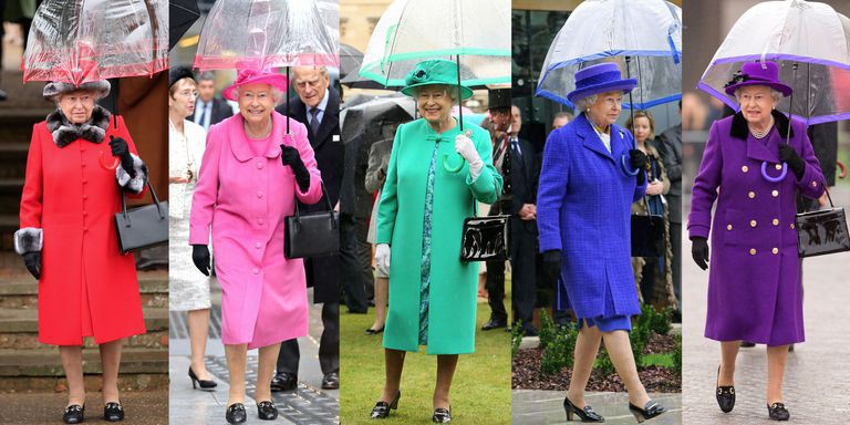 Đến cả những chiếc ô bà dùng cũng phải xuyệt tông với trang phục mới được.    