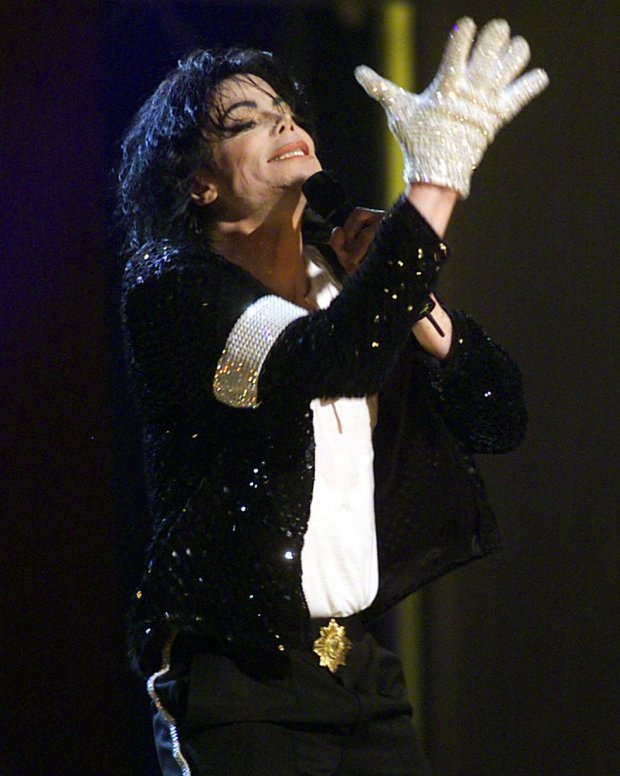 Găng tay trắng của huyền thoại của ông hoàng nhạc Pop Micheal Jackson.Năm 2009, chiếc găng tay Michael Jackson dùng khi ra mắt album Moonwalk từng được bán với giá 350.000 USD.    