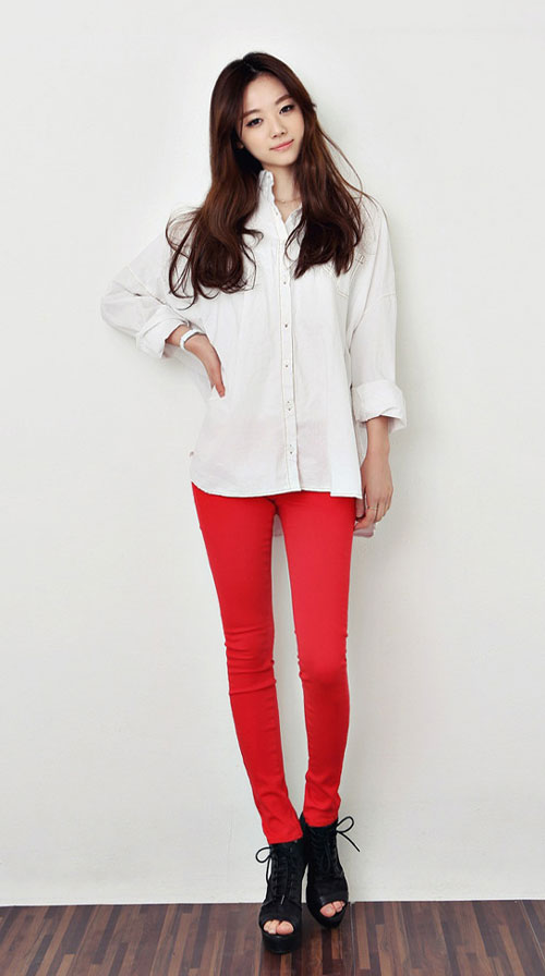 Một chiếc áo thun hay áo sơ mi trắng đơn giản luôn là sự kết hợp tuyệt với cùng chiếc quần đỏ đơn giản.  
