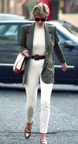 Không có gì ngạc nhiên khi Công nương Diana lại diện trang phục trẻ trung, hợp thời đến thế. Dù không phải là siêu mẫu nhưng gu thời trang của cô khiến bao người 