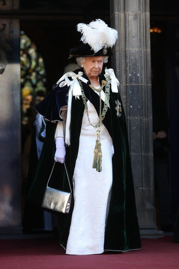 Bình thường màu mè, chói lòa là thế, nay Nữ hoàng lại bất ngờ chọn một thiết kế đầm trắng nhẹ nhàng kết hợp cùng thiết kế áo khoác Hoàng gia.    