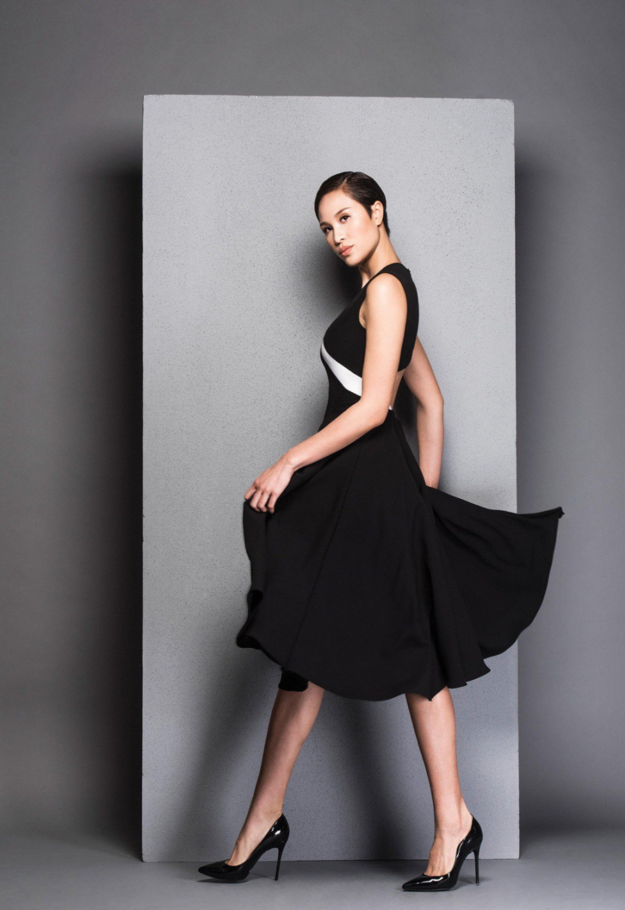 Cá tính, gợi cảm sexy thiêu đốt như Phương Mai cũng có lúc nền nã dịu dàng khi diện thiết kế đầm midi đen này. Chụp một bộ ảnh thời trang, Phương Mai thể hiện xuất sắc thần thái cũng như phong cách và thiết kế của bộ váy đen sang trọng này.    